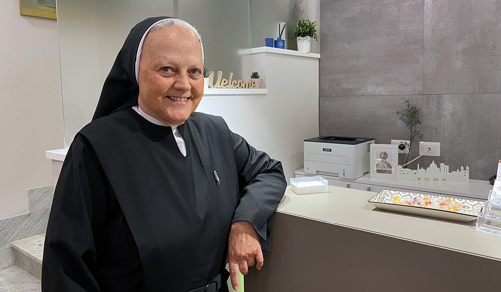 La superiora en el recibidor de la 'casa per ferie' de Roma de las Madres de los Desamparados y San José de la Montaña