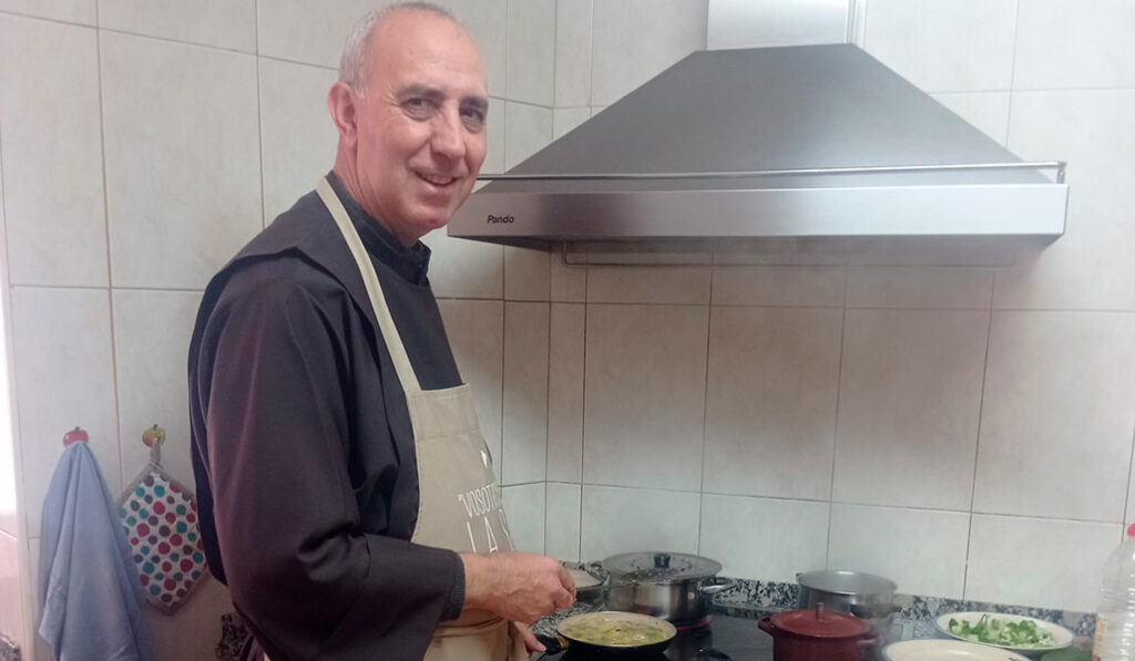 Fray Eduardo, entre pucheros y fogones, prepara la receta de esta semana