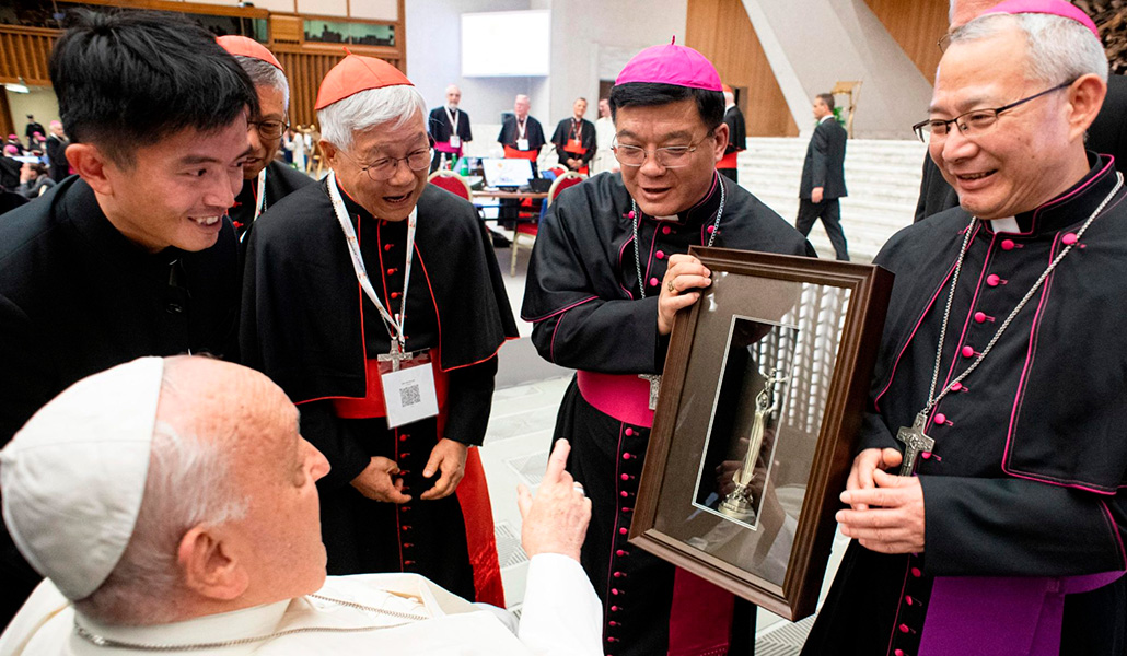 Yang Yongqiang (centro) y Vincent Zhan Silu saludan al Papa en un receso del Sínodo