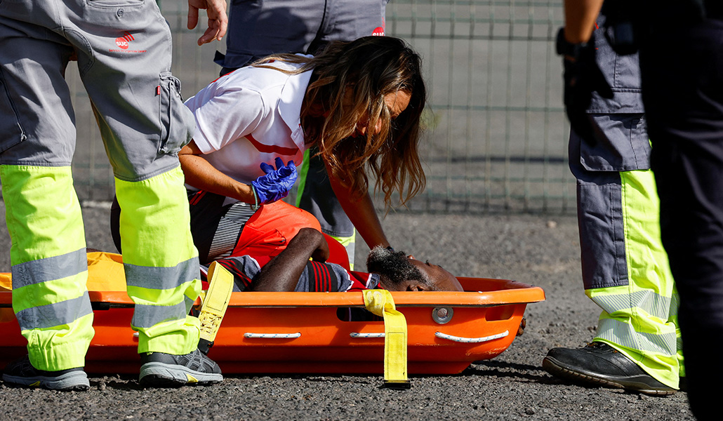 Voluntarios de la Cruz Roja atienden a varias migrantes en Arguineguín