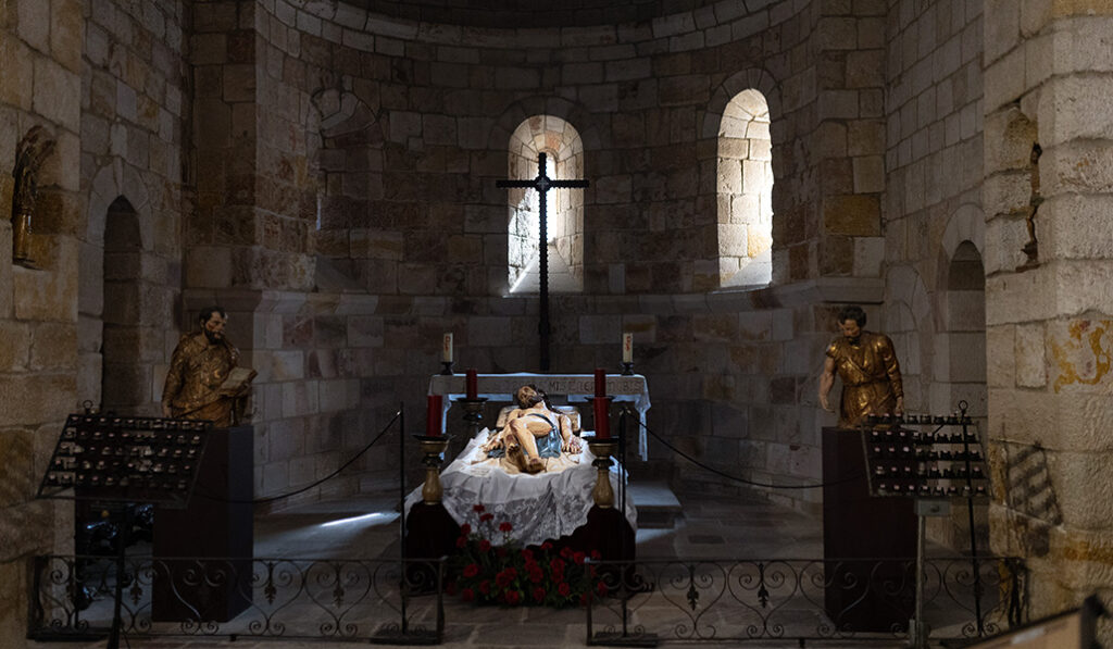 El Cristo yacente procesiona en soledad durante la Semana Santa zamorana