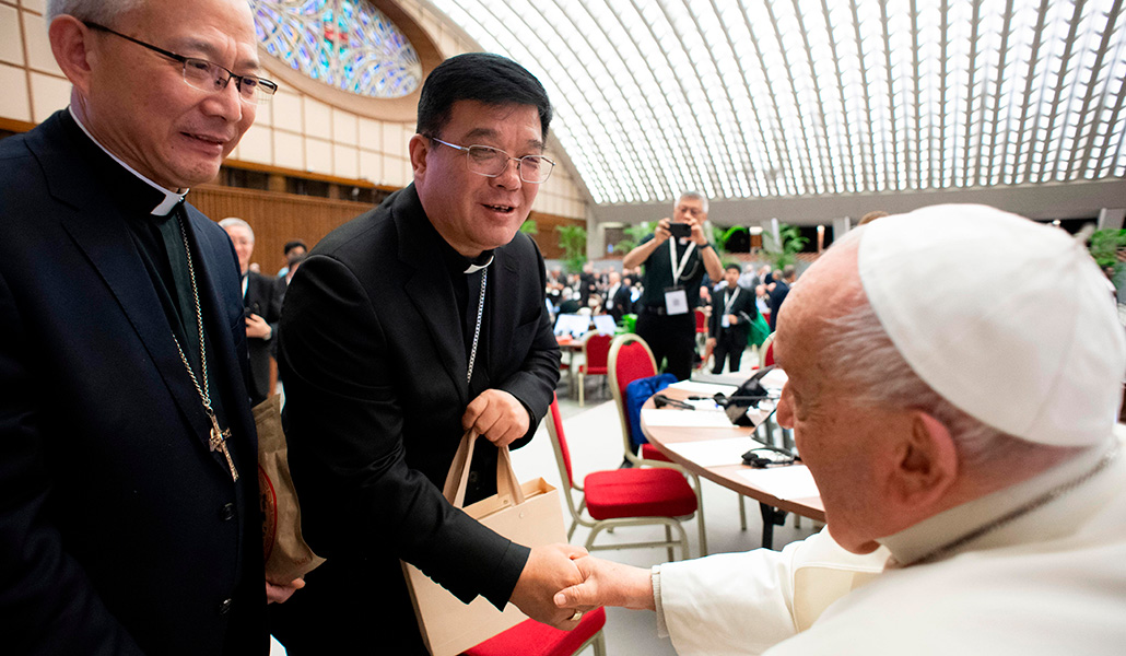 Dos obispos chinos saludan al Papa durante el Sínodo