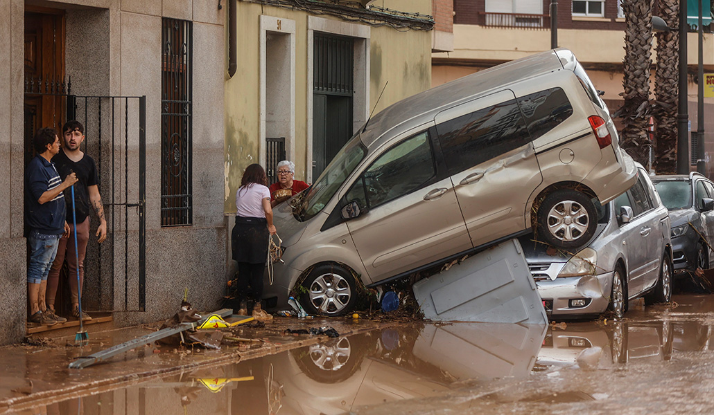 Vehículos destrozados tras el paso de la DANA por el barrio de La Torre de Valencia, a 30 de octubre de 2024, en Valencia