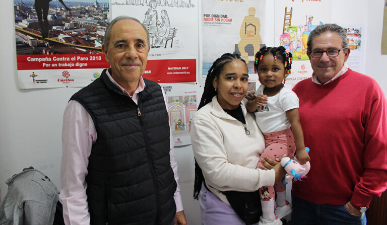 Pepe, Karen, Alexia y el coordinador de Cáritas en la parroquia del Espíritu Santo