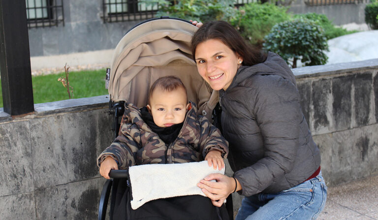 Santiago y Natasha en el portal de su casa