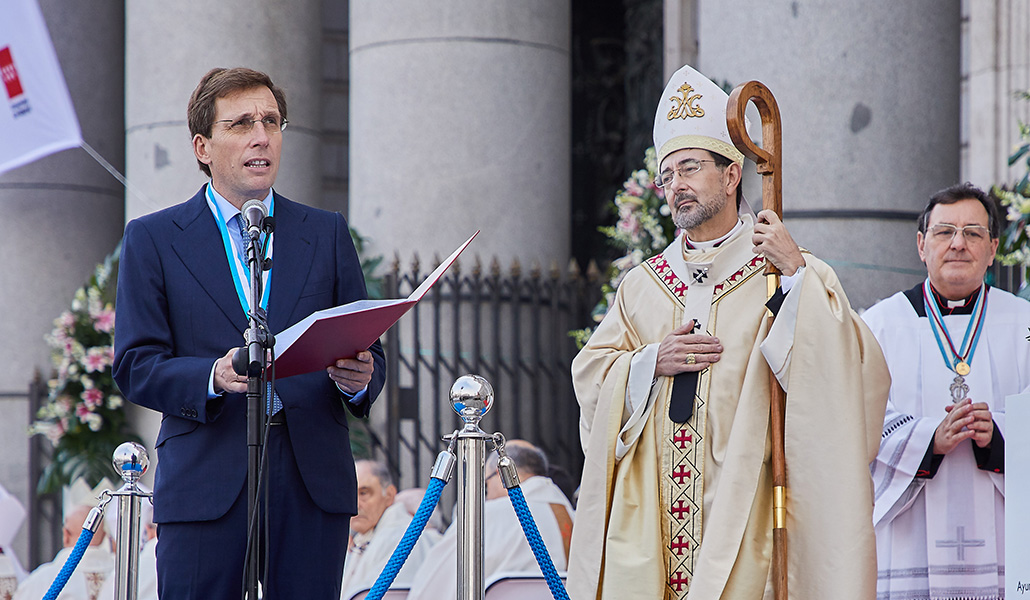 El alcalde de Madrid, José Luis Martínez Almeida, durante la pronunciación de su voto de la villa de Madrid a la Virgen de la Almudena