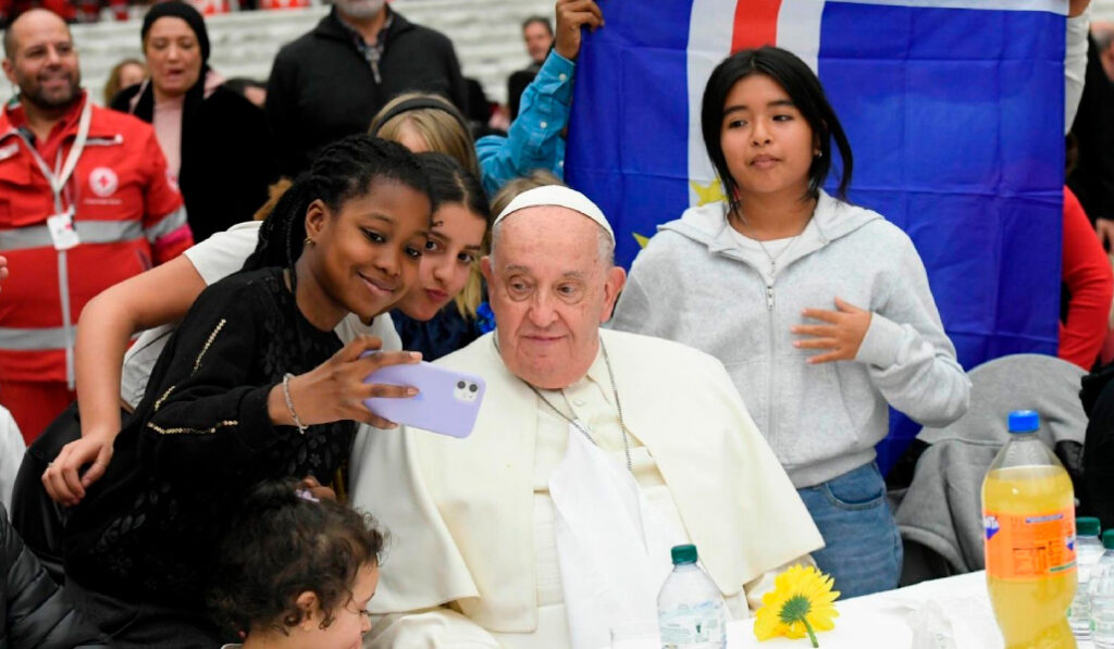 El Santo Padre no ha dudado en atender a los más pequeños durante la comida compartida