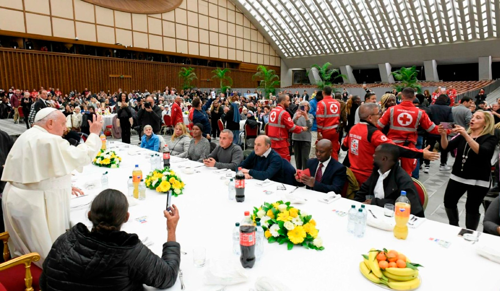 Francisco bendice el almuerzo compartido este domingo en el Vaticano