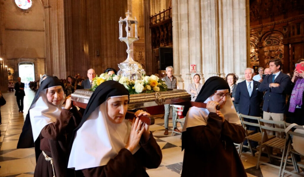 Cuatro hermanas de la Compañía de la Cruz trasladan las reliquias del nuevo beato