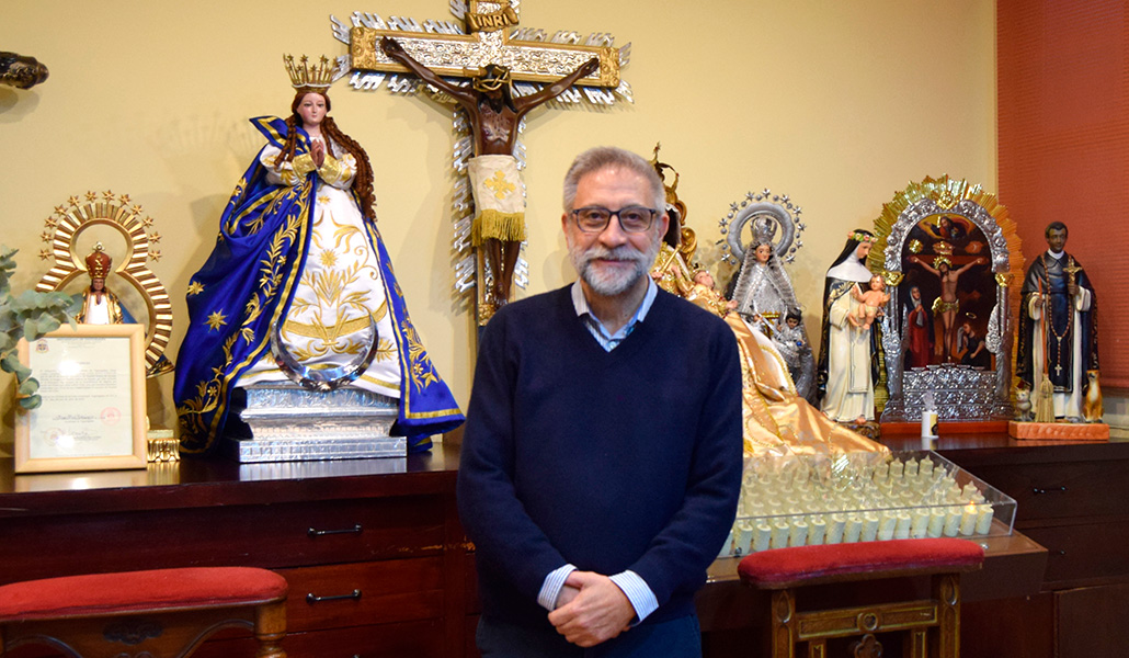 Carlos Aguilar, en la parroquia de San Lorenzo, con imágenes religiosas de distintas procedencias