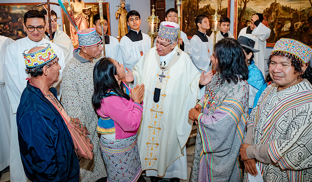 Castillo celebra Misa conla comunidad shipibo-konibo de Cantagallo en la catedral de Lima, en mayo de 2024