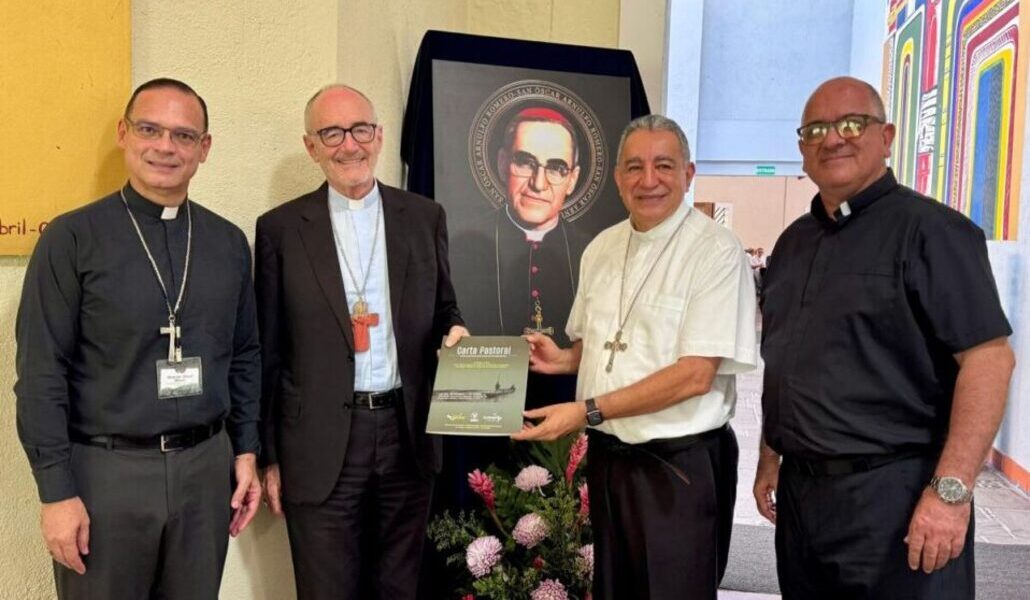 Foto de familia durante la presentación de la carta pastoral.