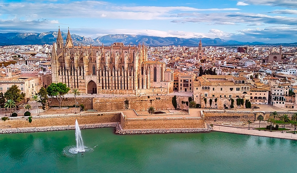 Vista aérea de la catedral y la ciudad de Mallorca