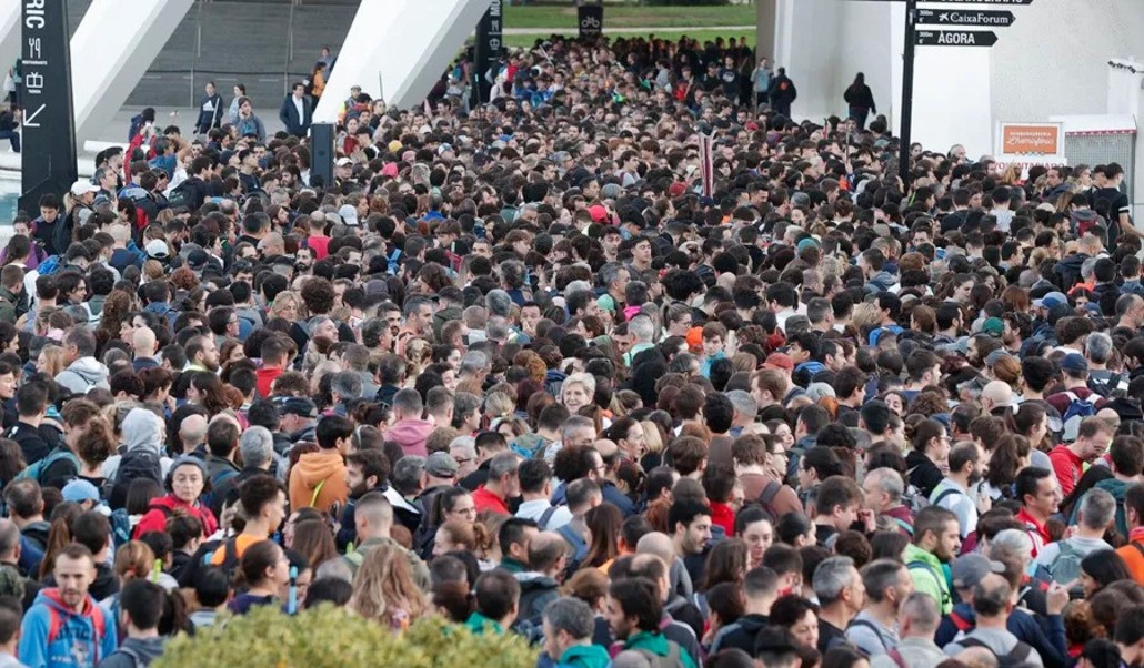 15.000 voluntarios se han presentado este sábado en la Ciudad de las Artes y las Ciencias de Valencia para acudir a las localidades afectadas por la DANA