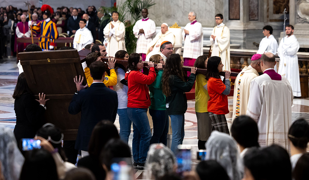 Cruz e icono de la JMJ transportados por jóvenes