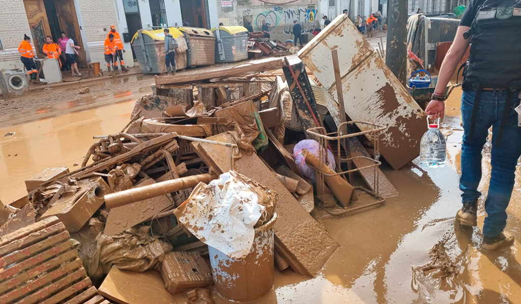 Muebles y electrodomésticos inutilizados por el lodo se acumulan en las calles de Alfafar