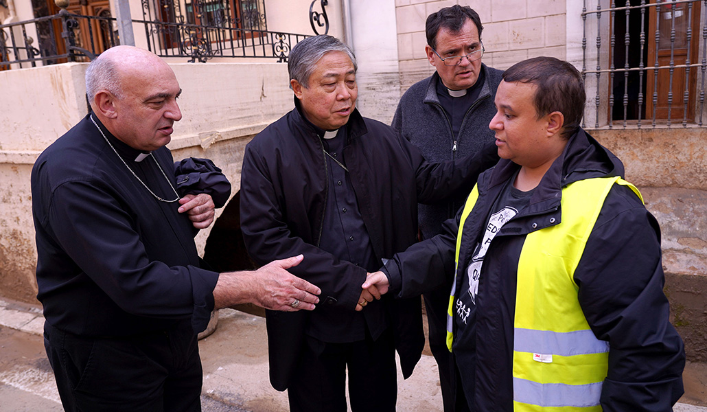 El nuncio saluda a un vecino trabajando en las labores de limpieza