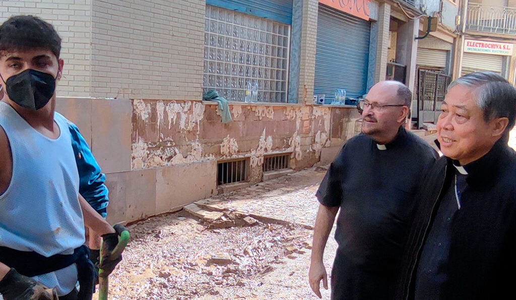 Auza recorre junto al arzobispo de Valencia las calles afectadas por la riada