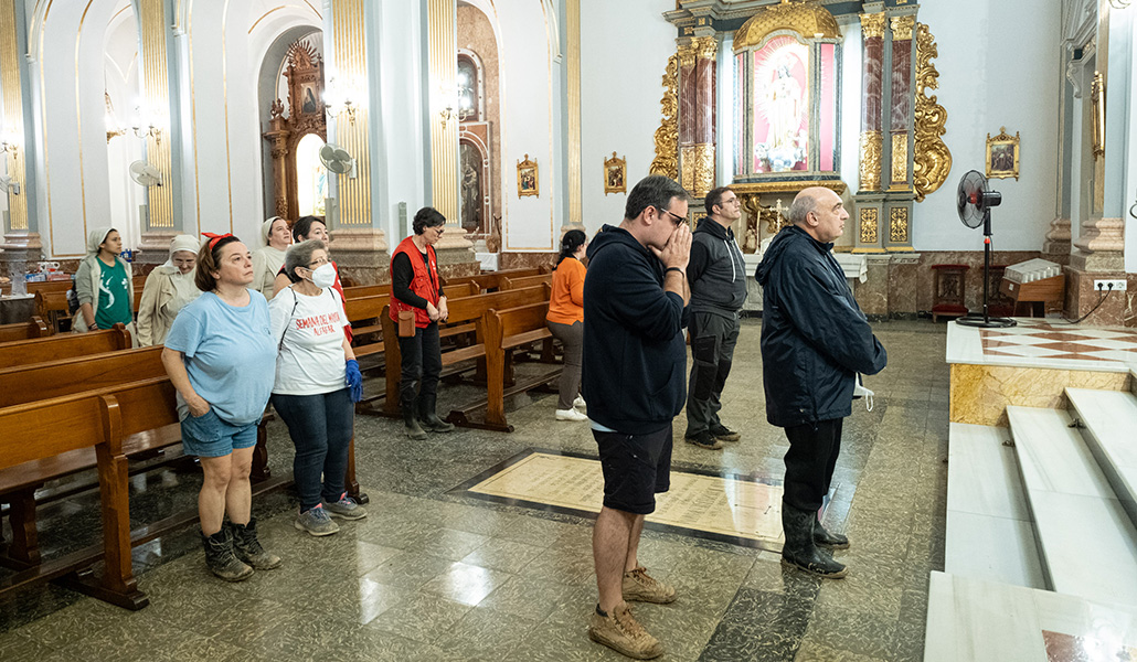 El arzobispo de Valencia rezando en una de las parroquias afectadas por la DANA