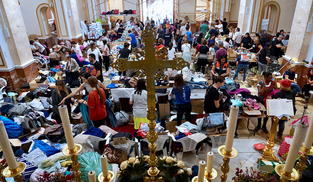 Reparto de alimentos y ropa en la parroquia de Nuestra Señora de Gracia, en La Torre