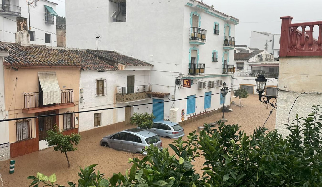 El río desbordado en Benamargosa