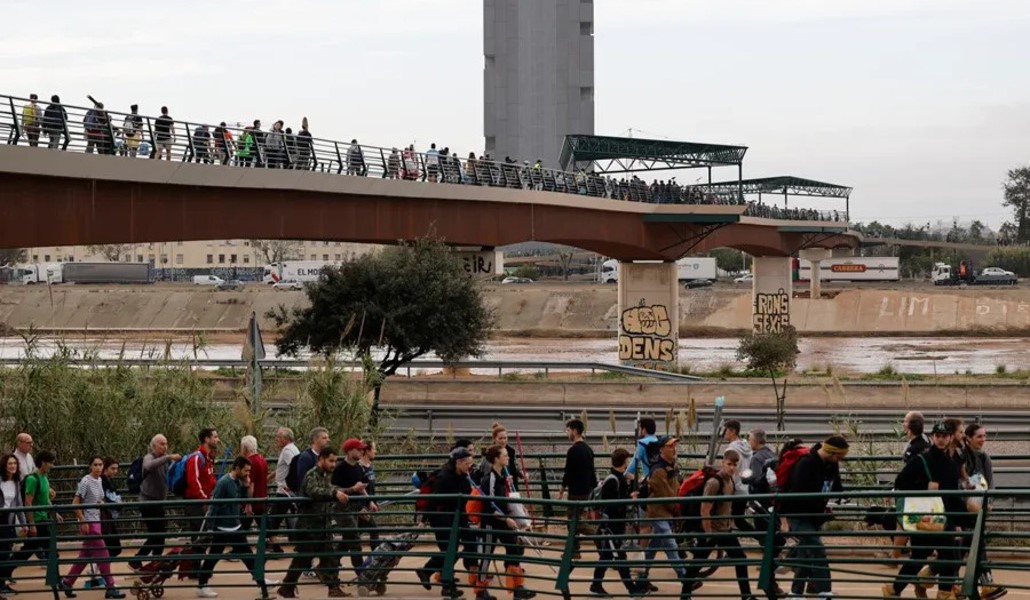 Miles de ciudadanos acuden desde Valencia a socorrer a sus vecinos afectados por la DANA