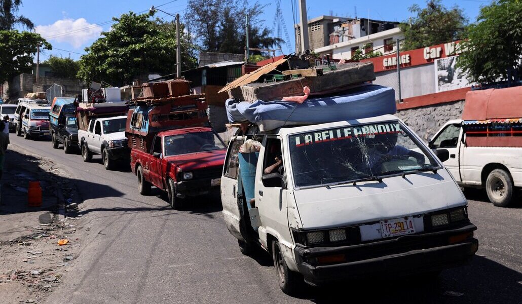 Caravana de personas que huyen de su barrio por la violencia de las bandas en Puerto Príncipe a finales de octubre.