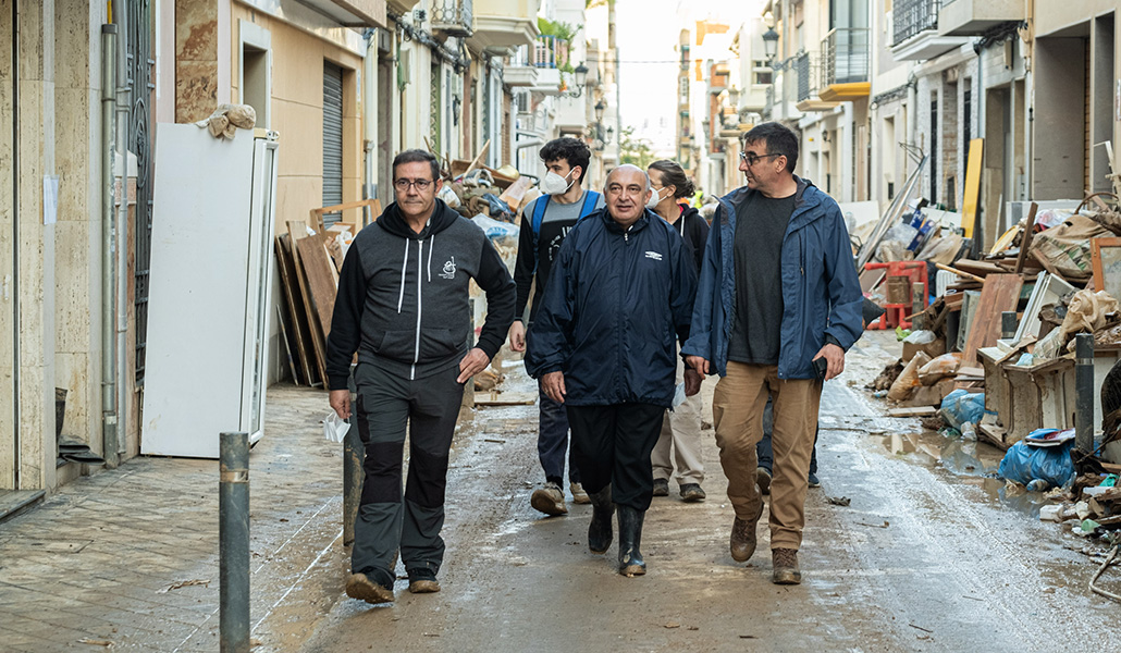 El prelado en Sedaví. Ha recorrido gran parte de las localidades afectadas