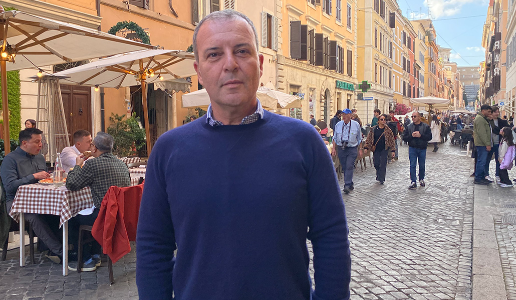 El presidente de Assoborgo, Francesco Ceravolo, en la transitada calle de Borgo Pio, a pocos metros del Vaticano