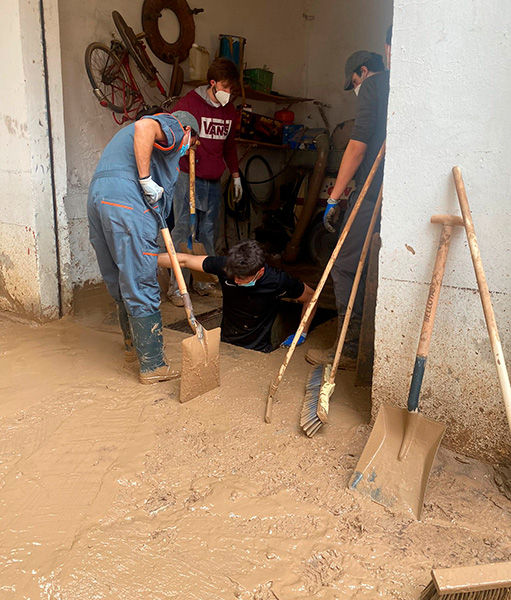 La prioridad es sacar el barro de casas y locales