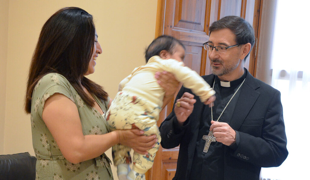 Arnol saluda amigablemente al cardenal Cobo