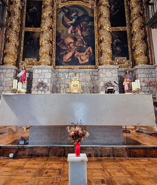 Una vela arde ante el altar de la parroquia en memoria de los fallecidos