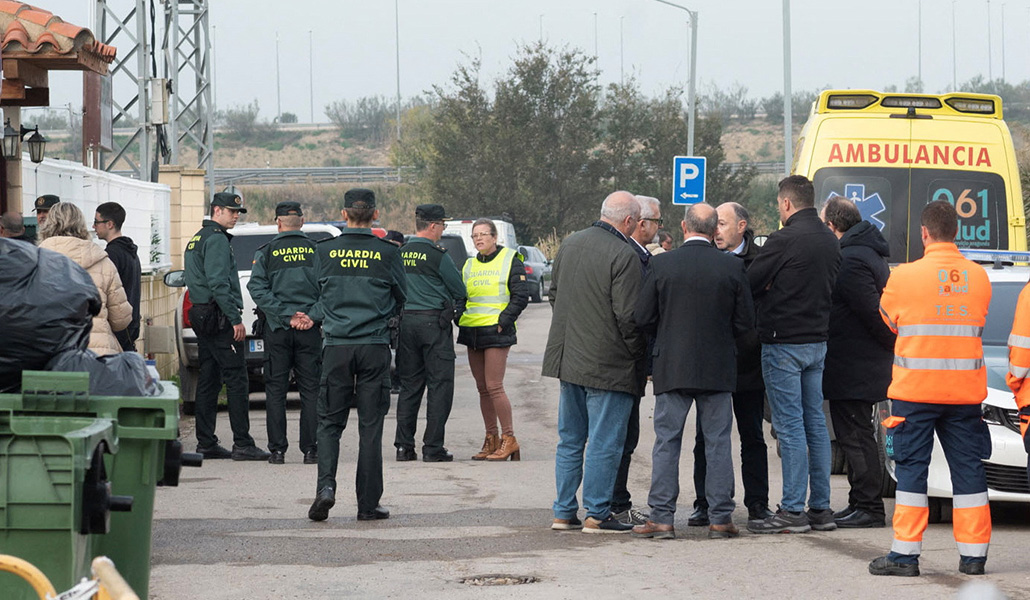 Las autoridades en el exterior de la residencia.