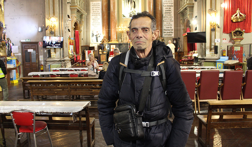 Juan en la iglesia de San Antón. Recibe aquí el desayuno y la comida. La cena, en el restaurante Robin Hood