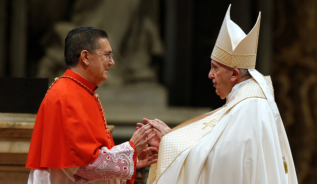 El Papa saluda a Miguel Ángel Ayuso tras crearle cardenal en octubre de 2019