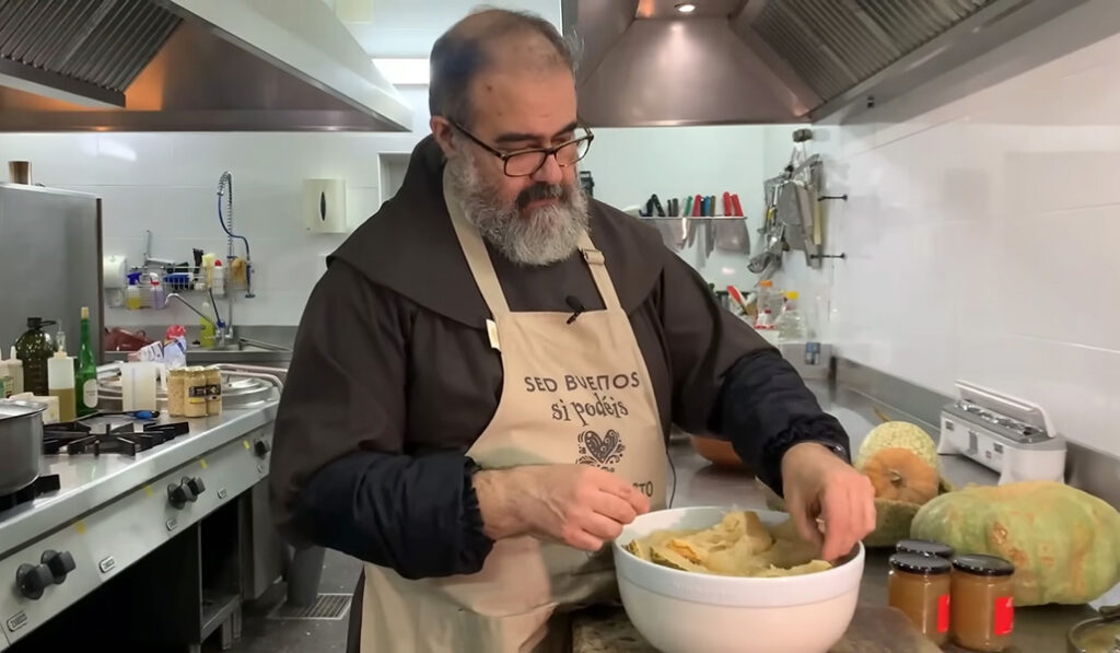 Fray Ángel Ramón es el cocinero de la comunidad