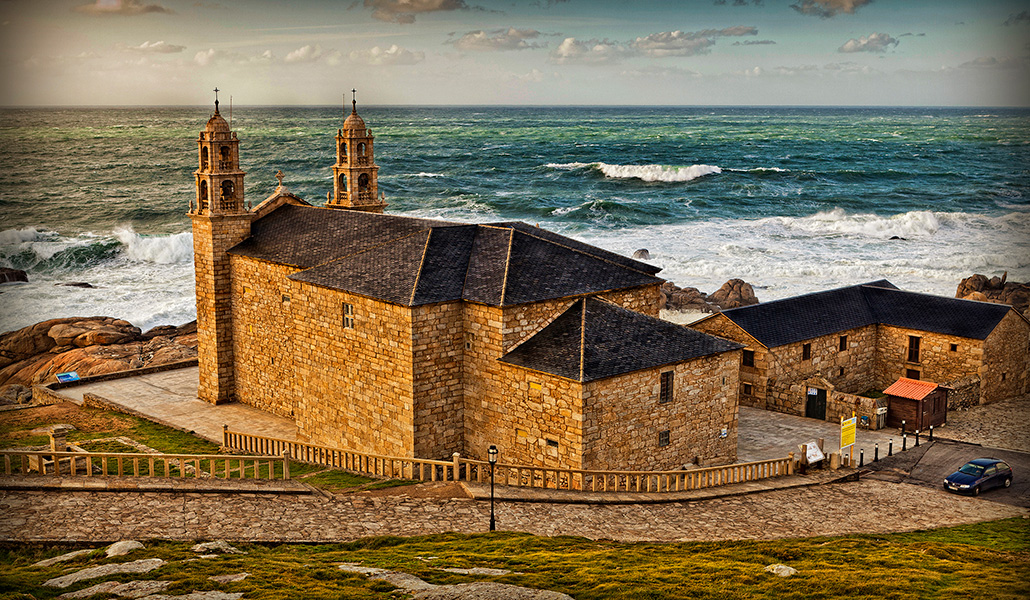 El Atlántico golpea todo el año las rocas que protegen el santuario de Nuestra Señora de la Barca