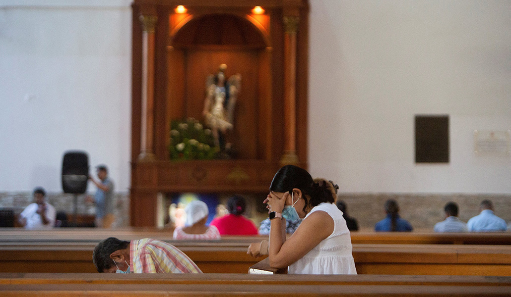 Una feligresa reza en la catedral de Managua