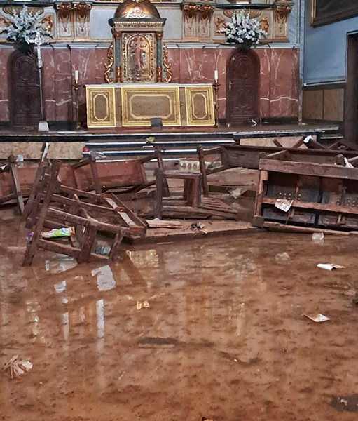 Imagen de como quedo el interior de la parroquia de San Jorge de Paiporta