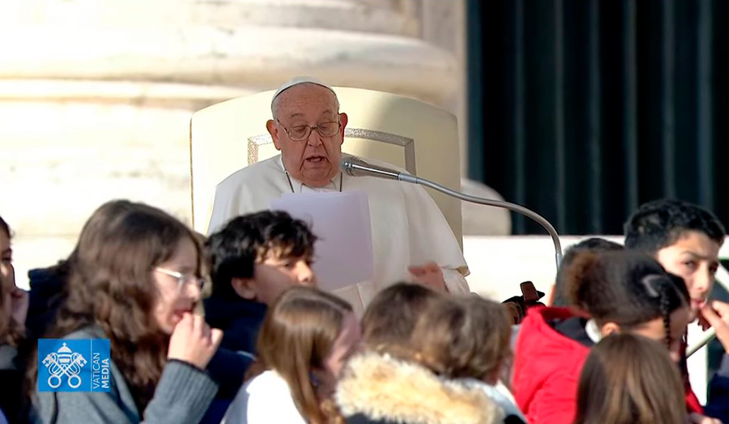 El Papa, rodeado de jóvenes en la audiencia general de este miércoles en la plaza de San Pedro