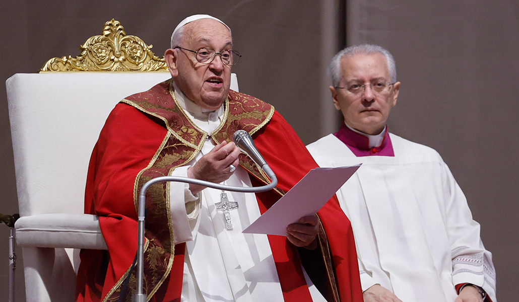 Francisco durante la Eucaristía. Foto: EFE/EPA/Fabio Frustaci