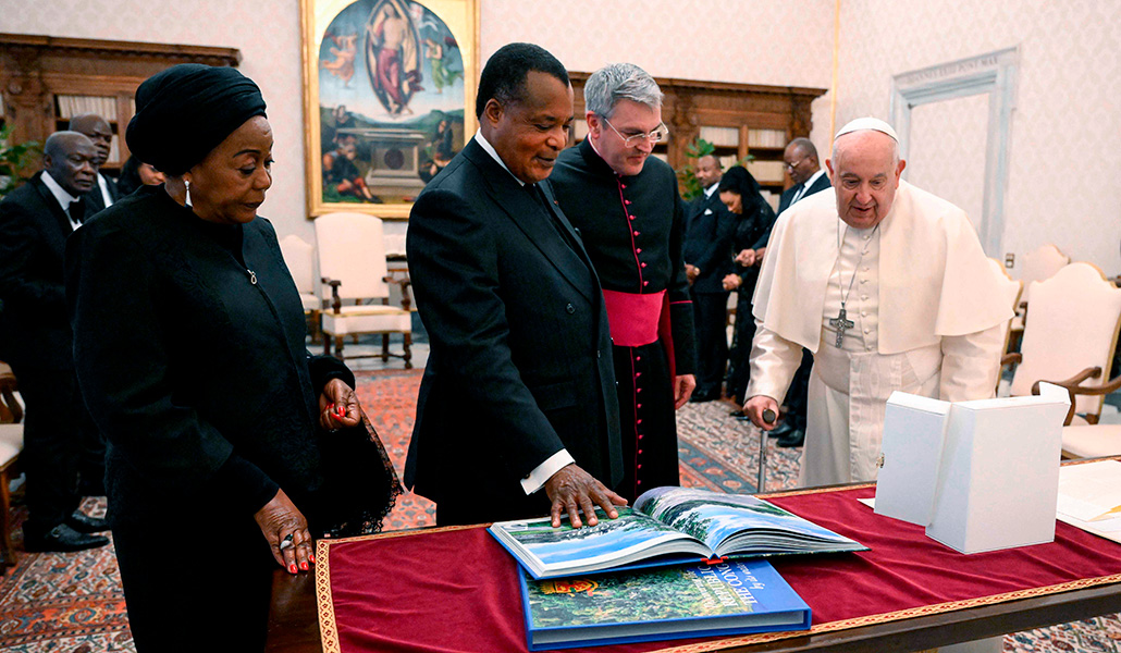 Intercambio de regalos entre el Pontífice y Denis Sassou N'Guesso