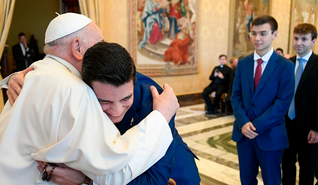 El Papa abraza a uno de los seminaristas de la Provincia Eclesiástica de Toledo