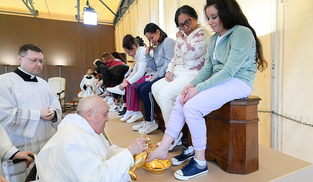 El Papa Francisco lava los pies a una reclusa en la cárcel de mujeres de Rebibbia, en las afueras de Roma