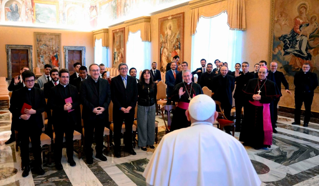 El Papa saludando a los seminaristas de las diócesis de Pamplona y Tudela, San Sebastián y Redemptoris Mater