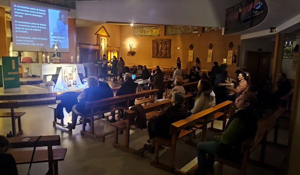 La alabanza y la adoración mensual sirven para hacer comunidad entre los fieles de la parroquia