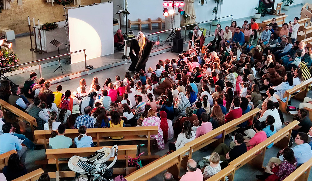 Padres e hijos atienden en el templo a una catequesis sobre el profeta Jonás