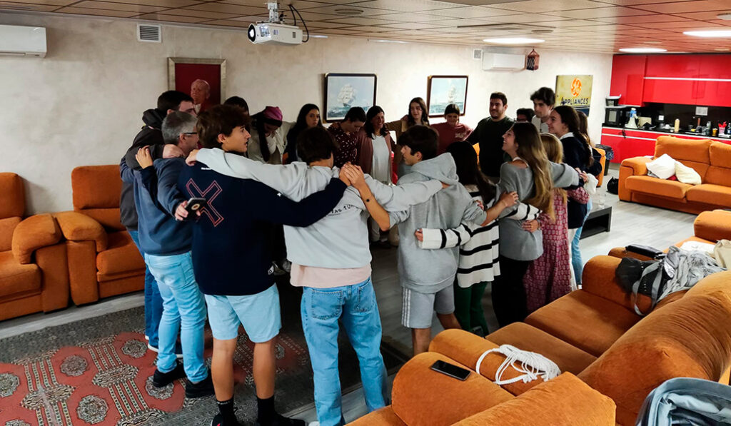 Jóvenes se encuentran en los locales parroquiales para su reunión de Effetá