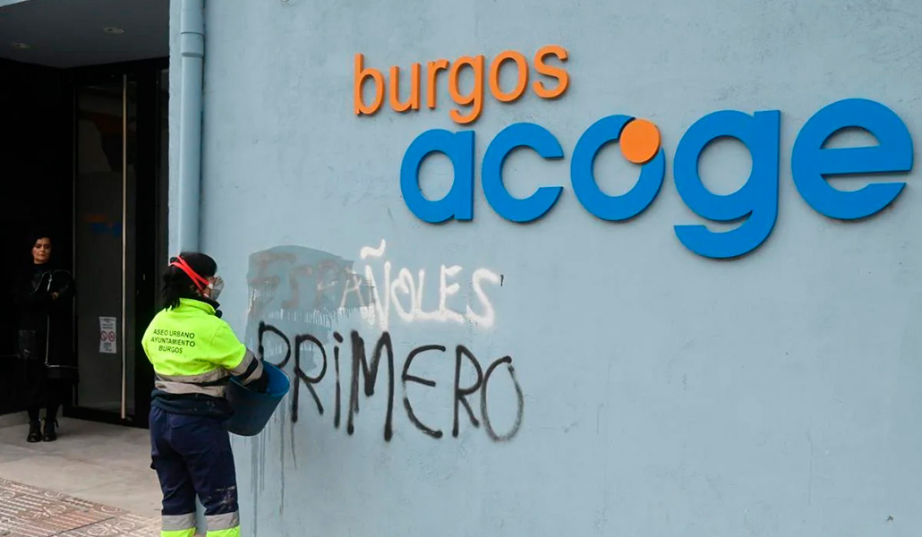 Operarios del Ayuntamiento de Burgos retiran las pintadas xenófobas