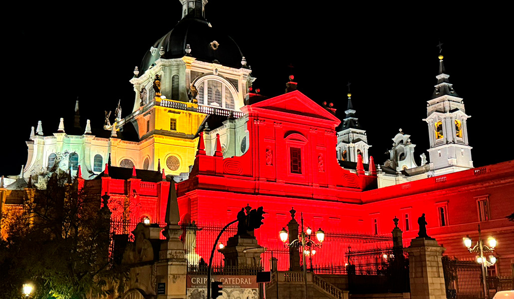 La catedral de la Almudena iluminada en la RedWeek